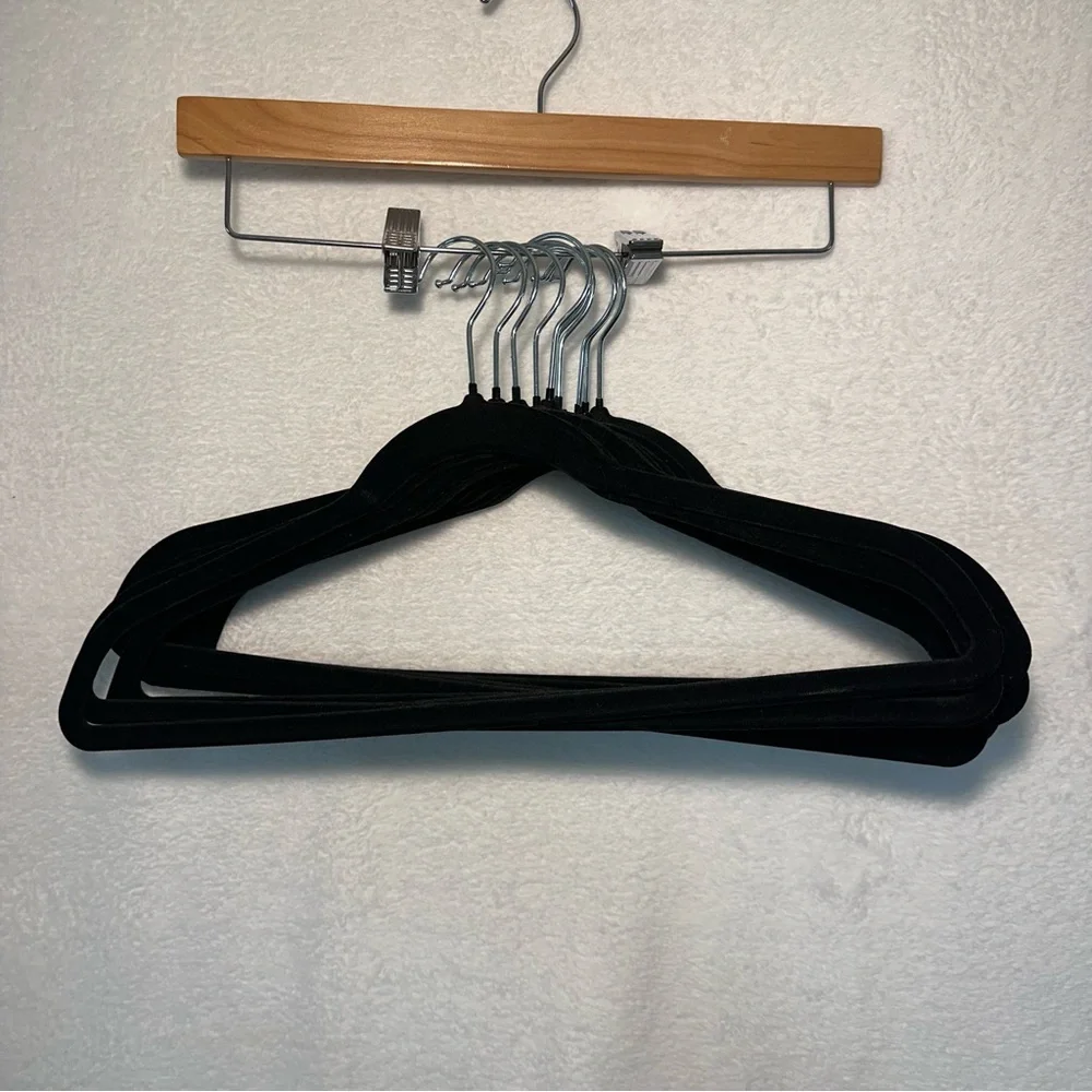 Homegoods Velvet Non-Slip Hangers Black set of 10